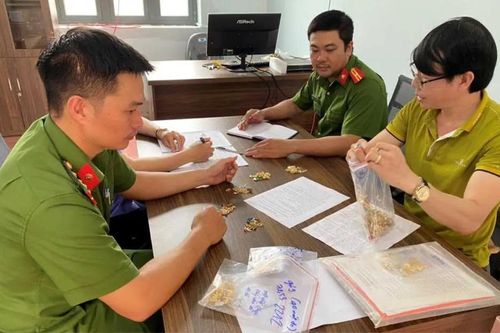 Trao trả 3,5kg vàng bị trộm cắp lại cho chủ tiệm vàng