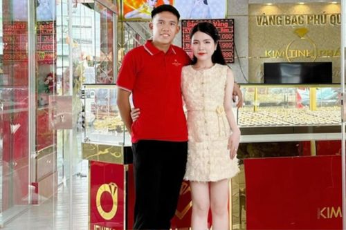 Cầu thủ U23 Việt Nam cưa đổ cô chủ tiệm vàng: Bên nhau từ năm 17 tuổi