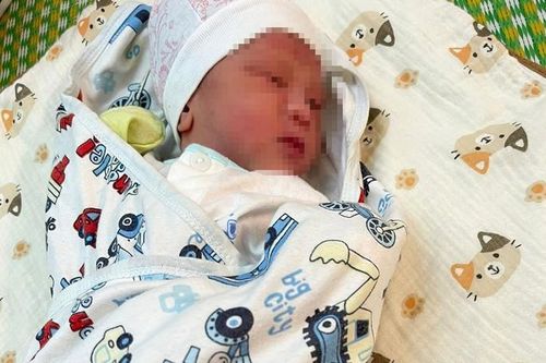 Yên Bái: Bé trai 1 tháng tuổi bị bỏ rơi trước cổng đền