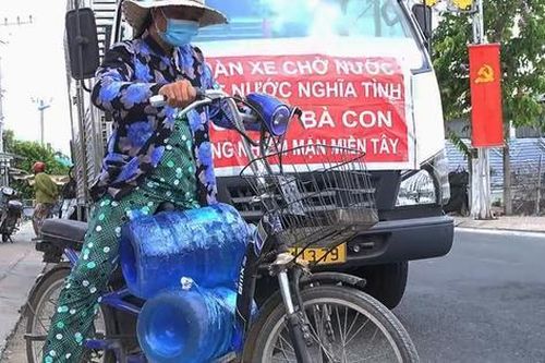 Tiền Giang: Bà con vui mừng khi được trao nước ngọt nghĩa tình