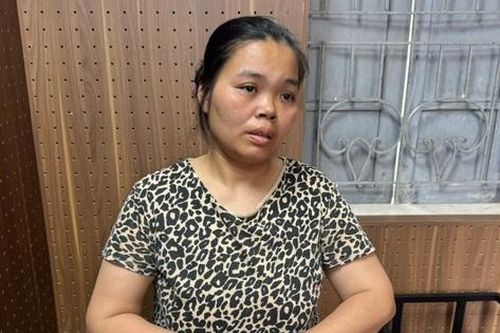 Bị công an mời làm việc, người phụ nữ 35 tuổi cởi quần áo ăn vạ