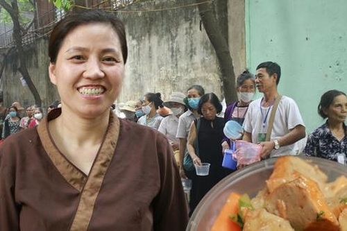 Ấm áp hàng trăm suất cơm thiện nguyện giá 0 đồng