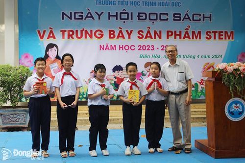 Cùng nhà văn nói chuyện văn chương