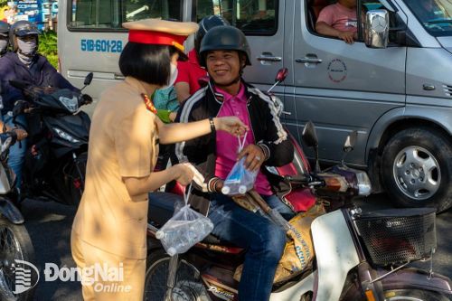 Cảnh sát giao thông Đồng Nai phát hàng ngàn chai nước suối cho người đi đường