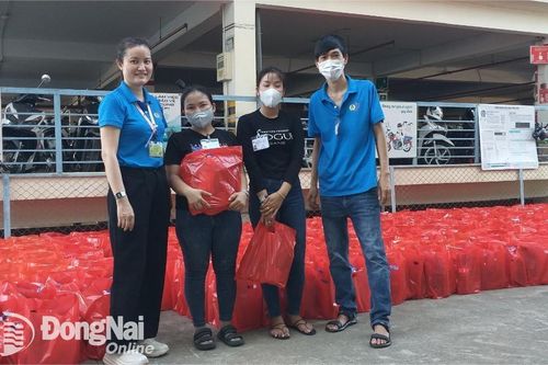 Nhiều doanh nghiệp tặng quà cho công nhân dịp lễ 30-4 và 1-5