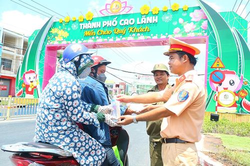Cấp phát nước và thức ăn miễn phí cho người dân ở xa về dịp nghỉ lễ