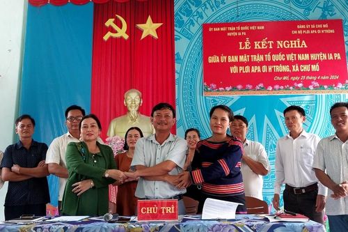Ủy ban MTTQ Việt Nam huyện Ia Pa kết nghĩa với thôn Plơi Apa Ơi H'Trông