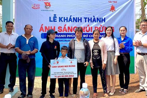 Dự án 'Sức mạnh 2000': Sẻ chia với thiếu nhi vùng khó