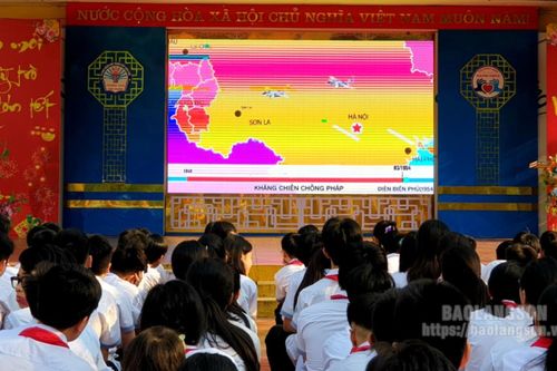 Gần 1 nghìn học sinh, giáo viên tham gia hoạt động tuyên truyền giáo dục truyền thống cách mạng