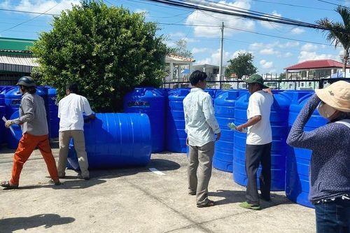 Tịnh xá Ngọc Đạt, chùa Vạn Liên, Phật tử thiền viện Vạn Hạnh trao quà và nước ngọt vùng nhiễm mặn