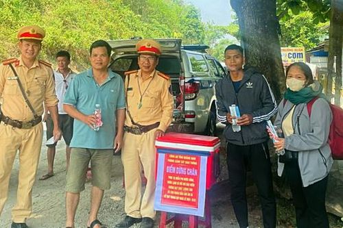 CSGT Quảng Nam thực hiện 'nhiệm vụ kép' trong 'chảo lửa'