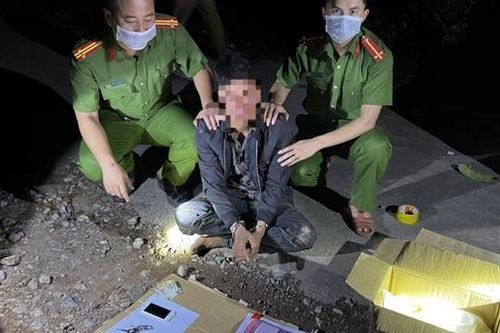 Bắt đối tượng vận chuyển 12.000 viên ma túy qua biên giới
