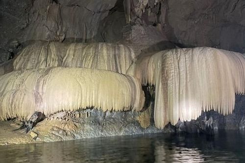 Phát hiện hang động có thạch nhũ đẹp mê hồn ở Trường Sơn