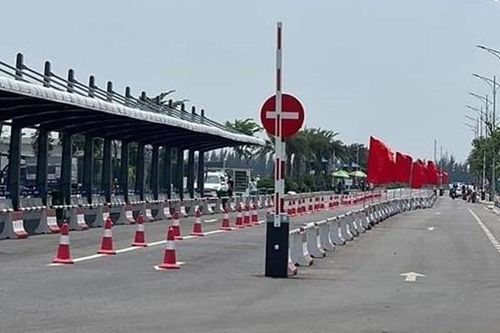 Bến phà sang Cát Bà vắng khách trong ngày nghỉ đầu dịp lễ