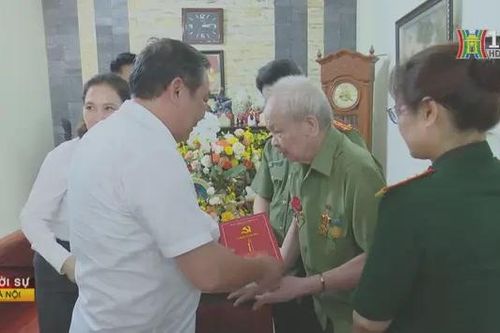 Thành phố Hà Nội thăm hỏi, tặng quà chiến sĩ Điện Biên