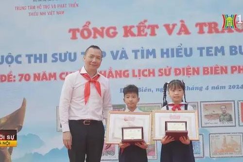 Học sinh tìm hiểu tem chủ đề Chiến thắng Điện Biên Phủ