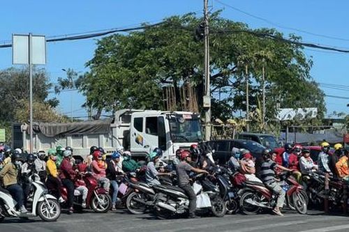 Người dân chen chân, đội nắng ở cửa ngõ phía Tây TPHCM