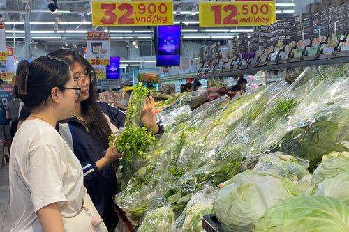 Siêu thị tích hàng, khuyến mại rầm rộ hút khách mua sắm dịp nghỉ lễ 30/4