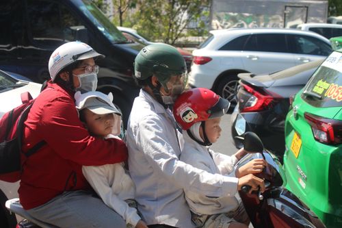 Người dân vượt nắng 38 độ C về quê, xe cấp cứu chôn chân giữa dòng phương tiện