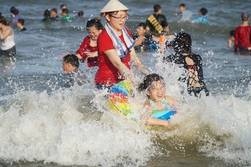 Người dân TP.HCM đổ xô đi biển tránh nóng