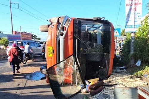 Tránh xe máy băng qua đường, ô tô chở hơn 40 công nhân lật nghiêng