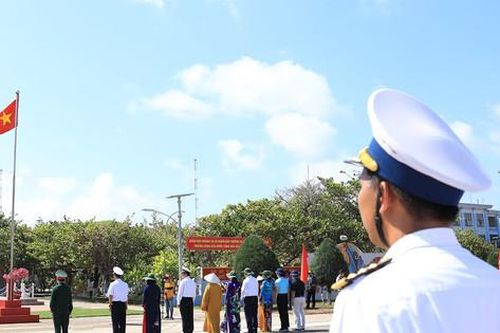 Tự hào lễ chào cờ linh thiêng trên đảo Trường Sa