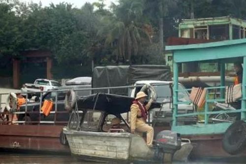 Bảo vệ an toàn cho khách qua sông tại 13 bến đò ngang dịp nghỉ lễ