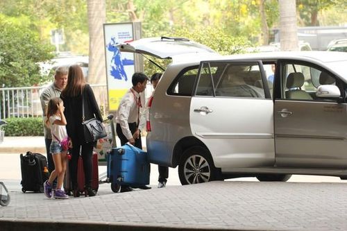 Giá vé máy bay cao 'ngất', người dân lựa chọn 'chữa lành' bằng tàu hỏa, ô tô, chi phí rất rẻ
