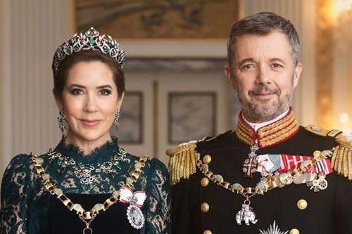 Vương hậu Mary tỏa sáng trong ảnh chân dung chính thức cùng Vua Đan Mạch Frederik, mang vương miện ngọc lục bảo nổi tiếng