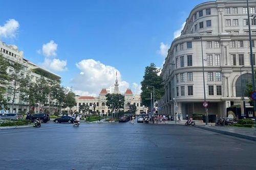TPHCM: Đường phố trung tâm vắng vẻ, cửa ngõ ùn tắc ngày đầu kì nghỉ lễ