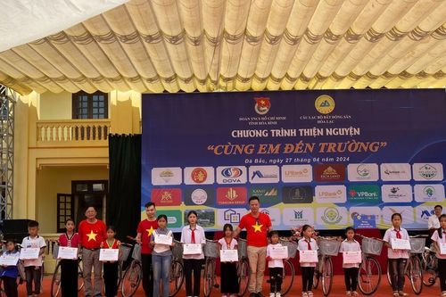 Chương trình thiện nguyện 'Cùng em đến trường'