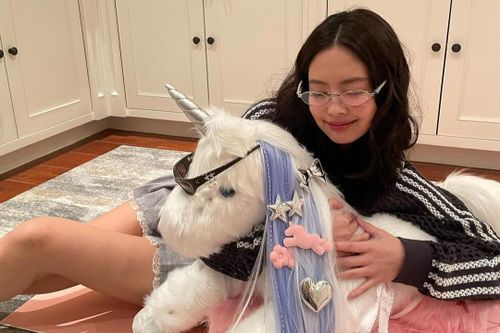 Jennie (BlackPink) và capybara khiến MXH bùng nổ