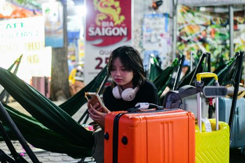 Ăn mì gói, vật vờ xuyên đêm chờ tàu ra Phú Quý