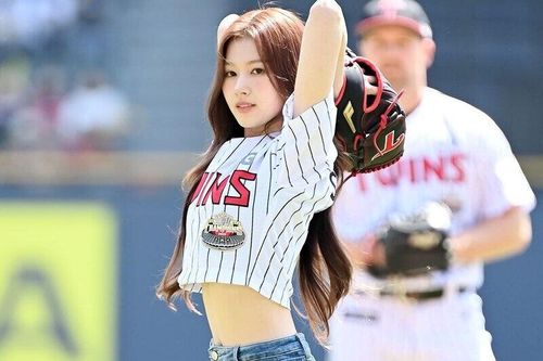 Ảnh ném bóng chày gây sốt của Sana (TWICE)