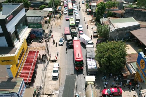 Xe chở heo va chạm với xe con, quốc lộ 14 bị tắc nghẽn gần 10 km