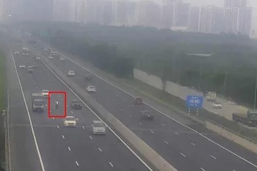 Xe máy lao vun vút cao tốc Hà Nội - Hải Phòng