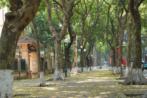 Nắng nóng gay gắt, điểm vui chơi ngoài trời vắng vẻ trong ngày nghỉ lễ