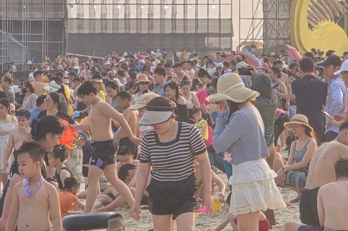 Quảng Ninh: hàng nghìn du khách đổ về Carnaval Hạ Long trước thềm khai mạc