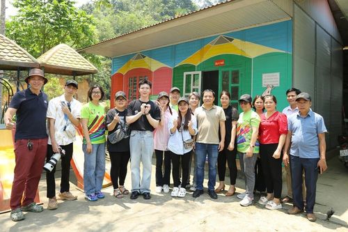 Ca sĩ Erik đồng hành cùng CLB Sách Vùng Cao 'thắp sáng' tương lai trẻ em Tuyên Quang