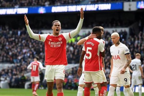 Thủ môn mắc sai lầm, Arsenal vẫn thắng Tottenham kịch tính để dẫn đầu BXH và tạo cách biệt với Man City