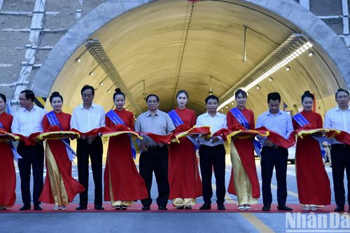 Thủ tướng Phạm Minh Chính dự khánh thành và thông xe đưa vào khai thác 2 đoạn tuyến cao tốc Cam Lâm-Vĩnh Hảo và Diễn Châu-Bãi Vọt