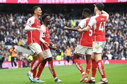 Arsenal thắng chật vật Tottenham