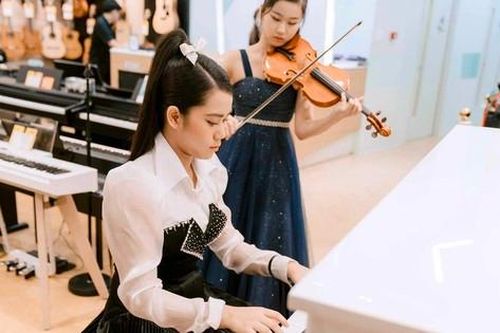 Hoa hậu Bella Vũ làm mới hai ca khúc quen thuộc về Việt Nam, đúng dịp Lễ 30/4
