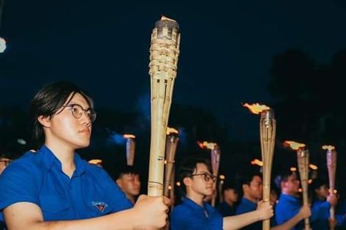 Đoàn viên, sinh viên TP. HCM dâng hương tưởng nhớ các anh hùng, liệt sĩ nhân dịp Lễ 30/4