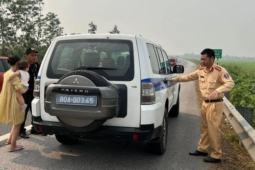 'Giải cứu' nhiều trẻ em và phụ nữ trên đường cao tốc