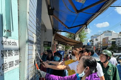 Hàng ngàn người dân cùng nghệ sĩ tham gia xóa quảng cáo, tờ rơi dịp lễ
