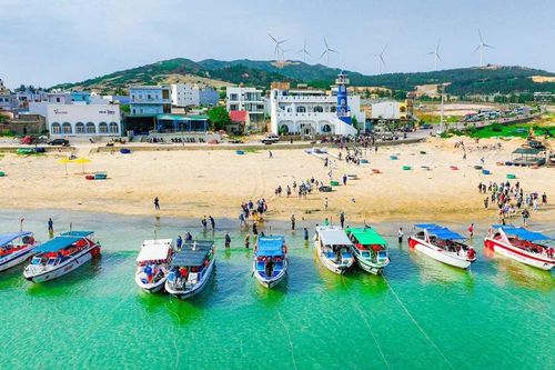 Miền Trung: Nắng nóng gay gắt, khách đổ xô đến khu, điểm du lịch 'giải nhiệt'