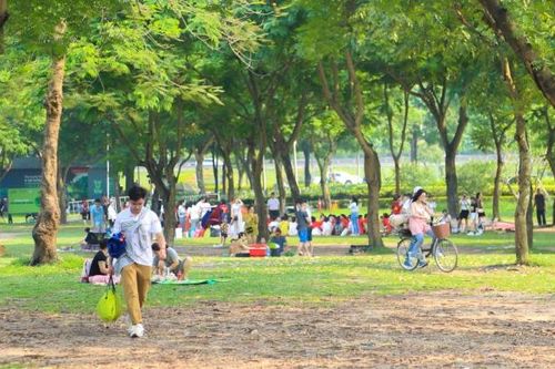Người dân tại Thủ đô vui chơi, tận hưởng kỳ nghỉ lễ 30/4-1/5 bất chấp nắng nóng
