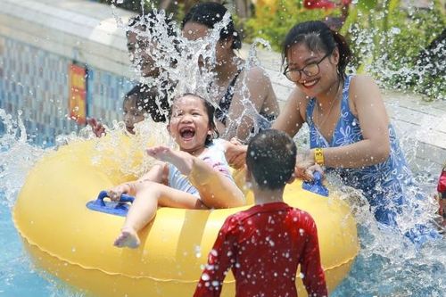Nắng nóng gay gắt, hàng nghìn lượt người đổ về Công viên nước Hồ Tây 'giải nhiệt'