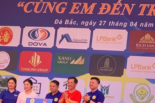 Chương trình thiện nguyện 'cùng em đến trường' tại huyện Đà Bắc, tỉnh Hòa Bình